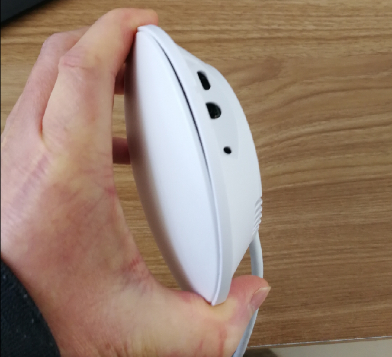 This photo shows how to open the anchor casing. It is just right to compare the size of the human hand and the casing.